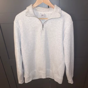 Zara halfzip  - Tja, säljer en riktigt skön halfzip väldigt bra skick 8,5/10 inga skador, köpt för 500kr skriv för fler bilder eller frågor 