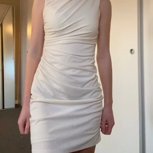 Klänning - Klänning från zara som knappt är använd 