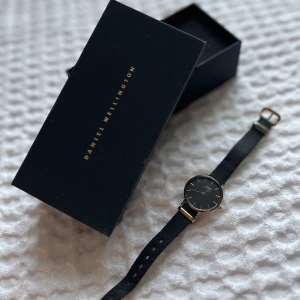 Daniel Wellington  - Stilren klocka ifrån Daniel Wellington! Säljer pga ingen användning men den är i mycket bra skick🤍Pris går att diskutera