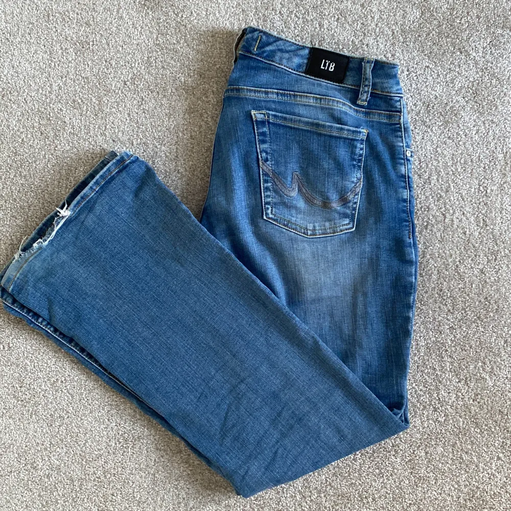 Säljer mina super snygga ljusblåa ltb jeansen då dom är för stora för mig, mycket bra skick då jag inte andvänt dom mycket men är lite slitna på kanten av jeansen💕  (ny pris 829kr)Skriv gärna innan ni köper (Storleken är 27x30) . Jeans & Byxor.