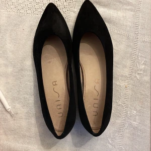 eleganta skor - dessa skorna är jätte fina men har en väldigt låg klack. De passar till då man vill fina till sig lite! Jättebra skick då de bara vart använda 2 gånger 