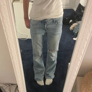 lågmidjade bootcut jeans  - Ett par jättesnygga lågmidjade bootcut jeans i storlek S/M 136/138 💕 säljer för att de kom i fel storlek💗