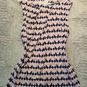 Rutig blus, stl XS-S - Är knappt använd och i storlek XS men passar bra i S. Be gärna om fler bilder och de är okej att lämna prisförslag💕