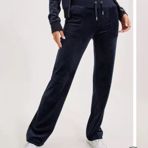 Blåa juicy byxor - Säljer mina mörkblå juicy byxor från Nelly, använda några gånger men inga defekter eller skillnad, ser nya ut, nypris är 1100kr. Fick dessa av mitt ex o vill därför bli av med dem. Kan skicka egna bilder ifall de önskas