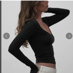 Svart tröja - Säljer denna svarta långärmade tröja i stretchigt material i storlek S, från A-dsgn. Tröjan har inga defekter eller skador. Materialet är så skönt och den har hål i ärmarna för att kunna ha tummarna i. Nypris 500kr, mitt pris 299❤️