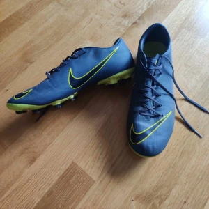 Fotbollskor Nike - Säljer min brorsas fotbollskor i storlek 45 som han har växt ut. De är använda bara några fåtal gånger. De är i väldigt fint skick och nypris låg runt 1500kr. Skriv vid frågor!