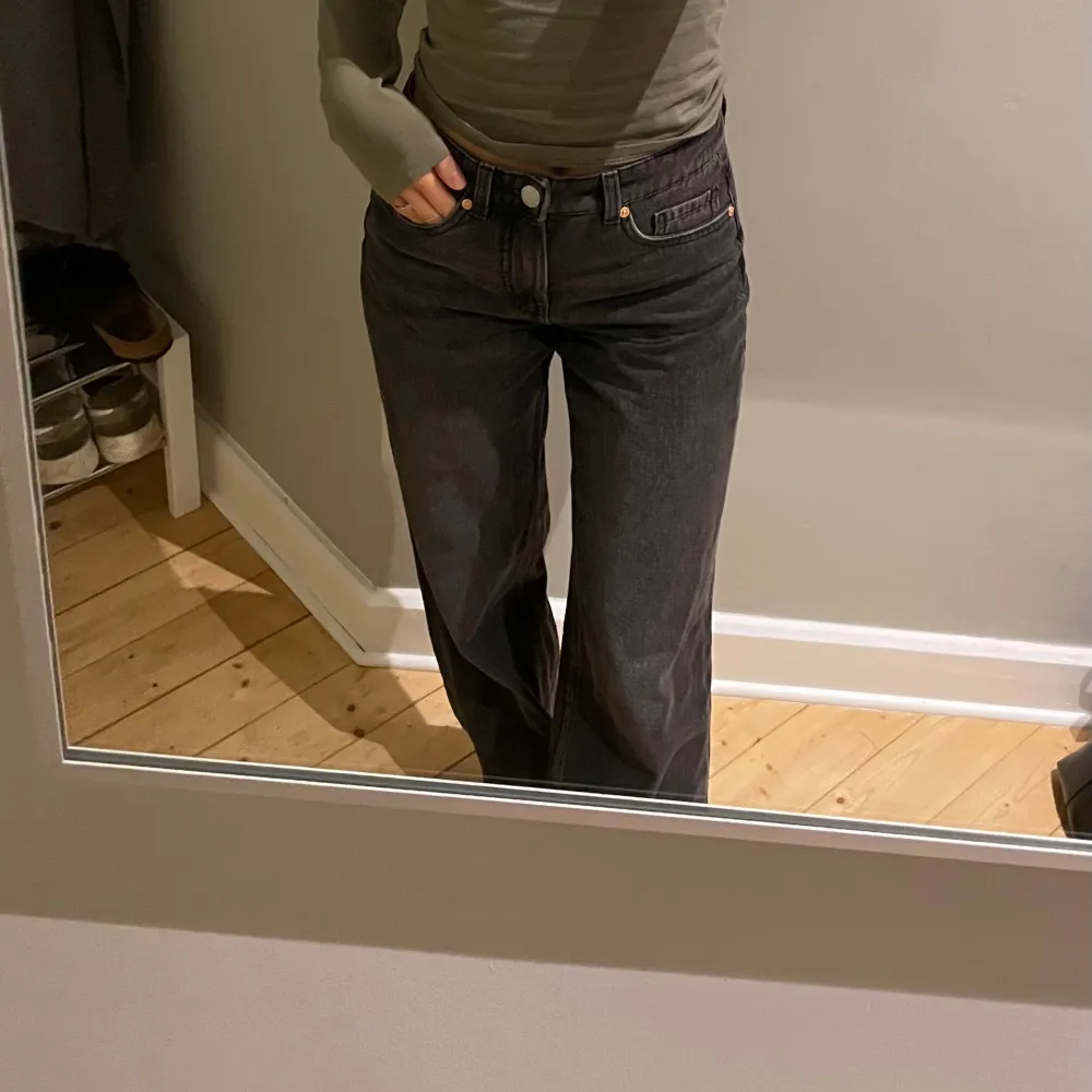 Från Kappahl, wide fit. Använda en gång men är tyvärr inte riktigt min stil! Storlek 34, men passar S. Nypris 599🥰. Jeans & Byxor.