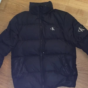 Ck jacka - Den är i gott skick fins två små små hål ett typ vid drag skedjan o ett på armbågen Storlek xs