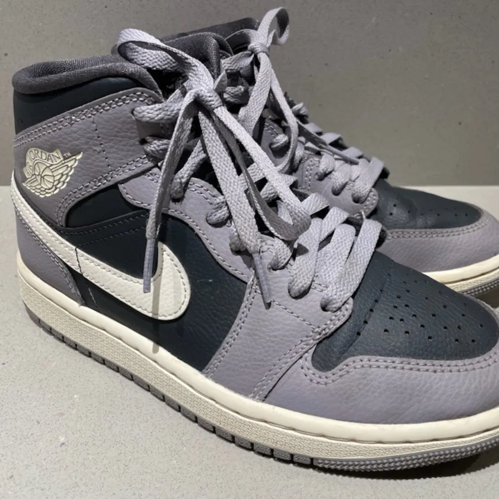 Nike air Jordan 1 Mid Höga sneakers, strl 36  Köpa förra året, men är knappt använda och i mkt gott skick! Ord pris 1495 kr, säljes för 750 kr.   Mer info finns här: https://www.zalando.se/jordan-air-1-hoega-sneakers-cement-greysail-anthracite-joc11a. Skor.