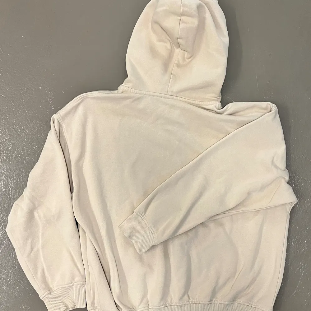 En oversized munkjacka / hoodie med dragkedja från H&M Divided i storlek M.  Beige färg med tryck i mörkgrönt. Mycket bra skick.  . Hoodies.