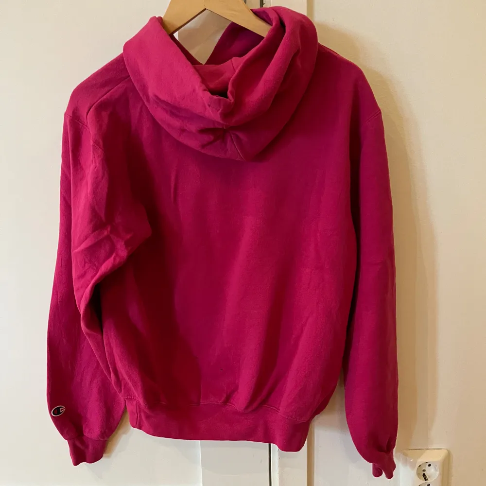 En färgstark Champion Villanova university hoodie i storlek small, s. Kvaliten är bra. Observera att hoodien är mer rosa i verkligheten än på bilden.. Hoodies.