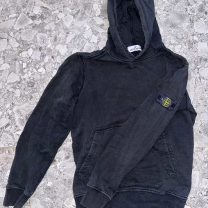 Stone island hoodie - Svart stone island Hoodie. Bra skick, knappt använd. 