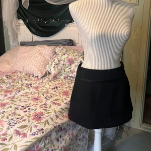 By Malene Birger kjol - Kort kjol. Riktigt bra kvalitet!  Rosa innertyg och bekväm! 