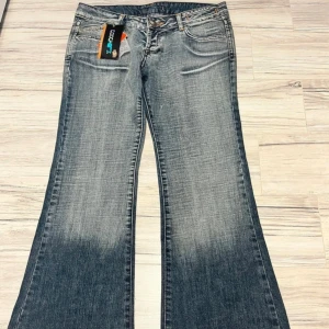 As coola lågmidjade jeans - Så snygga utsvängda jeans! Aldrig använda, och lappen sitter kvar🤍  LÄNGD: 102 cm MIDJEMÅTT TVÄRS ÖVER: 40 cm