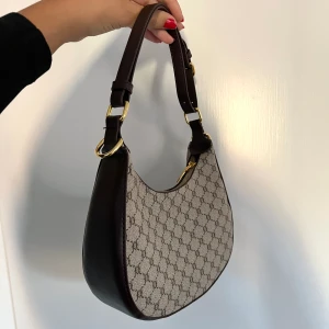 Brun väska - Supersnygg brun väska, köpt här på plick men inte kommit till användning🤍