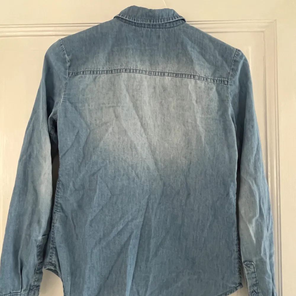 Jättefin jenssskjorta/ jeansblus från US polo i storlek XS, ca 152-158. Skjortan är i tunn denim och hågat figursydd. Fint skick.. Skjortor.