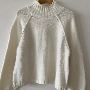 Vit stickad tröja - Stickad mysig vit tröja som passar till allt