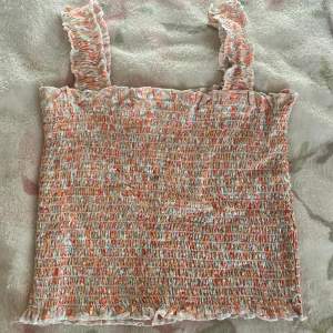 Säljer detta blommiga linnet från Kappahl. Det är i bra skick och har inte används så mycket (det är lite skrynkligt). Säljer även en matchande kjol🙌🏻