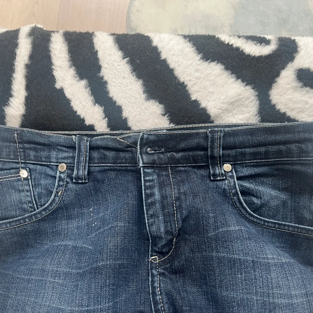 Säljer nu mina jätte snygga Victoria Beckham jeans som är lågmidjade och utsvängda!  Dem är i storlek cirka  W:26/27 L:32 Dem kommer tyvärr inte till användning och är i väldigt fint skick .  Hör av er vid frågor💕💕 /Kram Tyra. Jeans & Byxor.
