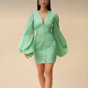 Adoore klänning - Klänning från Adoore i storlek 38, använd endast en gång pågrund av liten storlek. Skulle säga att klänningen mer är som en storlek 36. Nypris 1500kr 🫶🏻