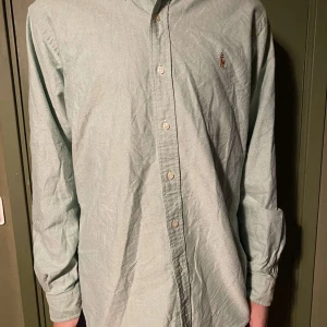 Ralph Lauren skjorta  - En extrem vacker soft beklädd skjorta.  Med en liten kontrast grisch kulturen.  Köp nu för endast 99kr, nypris 1300kr