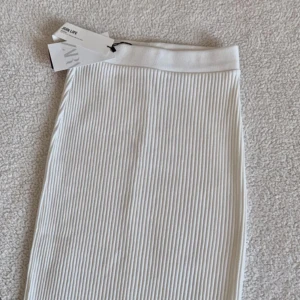 Vit ribbstickad kjol - Snygg vit ribbstickad kjol från Zara som passar till allt, men tyvärr är lite liten för mig 🤍Funkar även som bandlös-klänning 😍 Första bilden är lånad ☁️ Slutsåld.