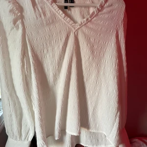 Blus  - Blus ifrån Vero moda, aldrig änvänd. Storlek s 💕 Vid snabb ifår kan priset sänkas 
