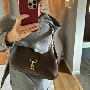 Väska - Säljer denna så fina väska från hm som tyvärr inte kommer till användning. Säljer för 250 kr!