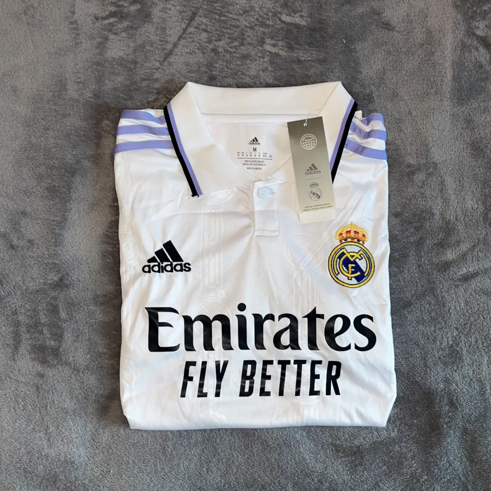 Säljer denna snygga Real Madrid fotbolls tröjan i storlek M nu till sommaren. . T-shirts.