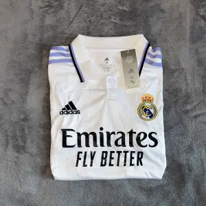 Säljer denna snygga Real Madrid fotbolls tröjan i storlek M nu till sommaren. 