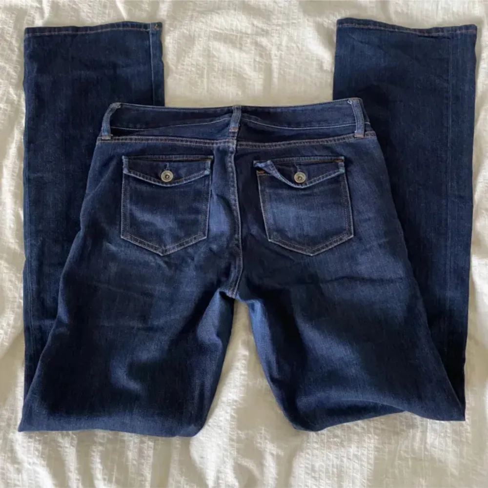 Säljer dom här vintage bootcut jeansen. Storlek 27(s/m)  Köp för 300kr+ frakt🫶. Jeans & Byxor.