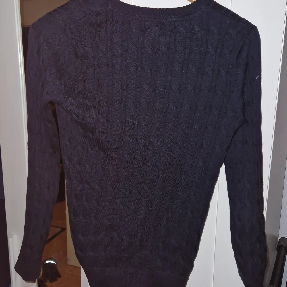 Morris tröja som inte kommer till användning storleken är S men sitter som XS. Tröjor & Koftor.