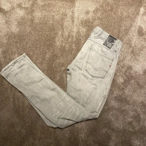 REPLAY ANBASS - Hej  Säljer nu mina fin fina Replay jeans. Skick 8/10 använda fåtal gånger. Size 29/32 Vid funderingar hör gärna av dig  
