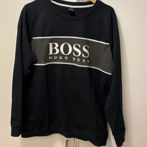 Svart Hugo boss tröja - Hugo boss tröja svart. Strl Xl passar L. Skick 8/10. Fräsch. 