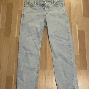 Weekday Jeans - Säljer dessa för de ej kommer till användning, användits mindre än 20 gånger. Väldigt bra skicka inga defekter.  Modellen på jeansen heter Space.  Pris sänks vid snabb affär🫡