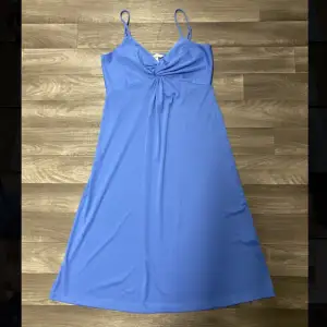Blå klänning från HM som är perfekt för sommaren! Har en liten skavank med knappt något som syns när man har den på sig. 