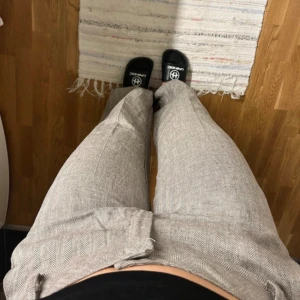 Linnebyxor från design by si - Raka lågmidjade linnebyxor.  Väldigt fint skick. 