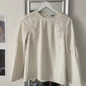 Vit blus - Vit långärmad blus med fina spetsdetaljer o trumpetärmar 🤍 fint skick 