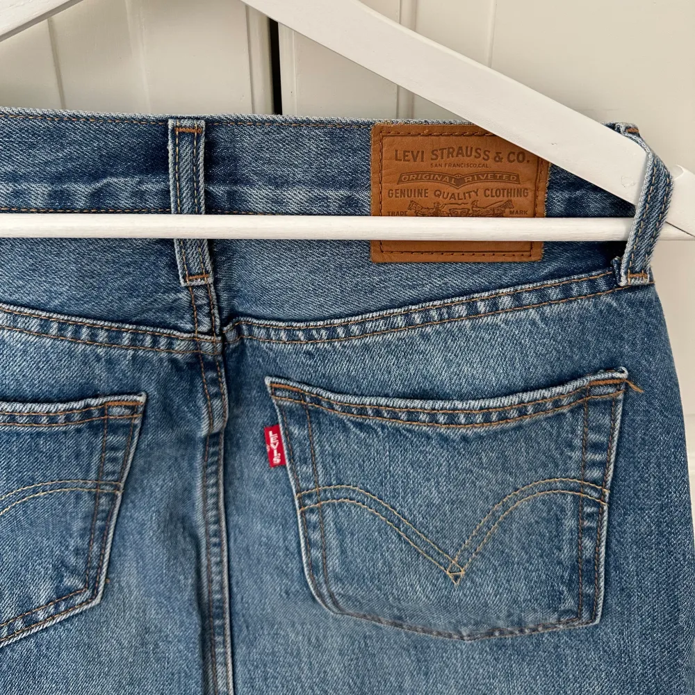 Jeansskjol från Levi’s i strl 25 (passar en XS/S). Fint skick, använd ett fåtal gånger. Kjolar.