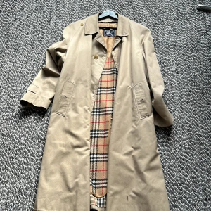 Burberry rock - En exklusiv rock av burberry.  Passar alla storlekar