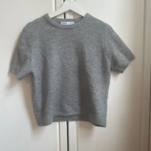 Stickad T-shirt  - Jättefin stickad T-shirt som passar till allt. Endast använd 2 gånger!💕💕