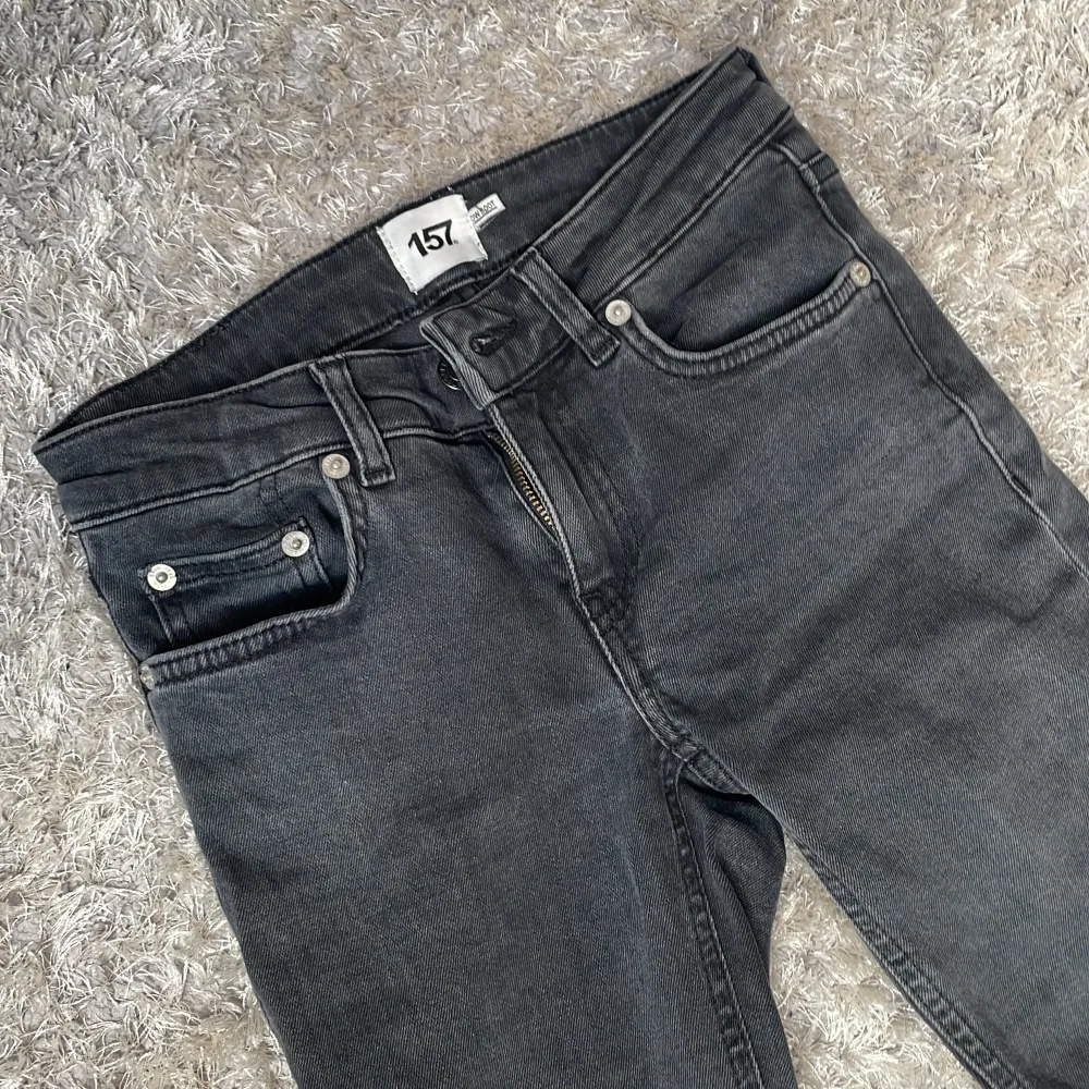 Snygga svarta bootcut jeans från lager 157 köpta för 400kr i (short length) . Jeans & Byxor.