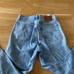 Levi’s Jenas 501 - Höidjade jenas. Köpte för några år sedan men super fint skick. Nypris ligger vid 1200kr. Pris kan diskuteras. Knappt använda, inga tecken på användning. Skriv privat för fler bilder eller fler frågor. Säljer för 500kr.
