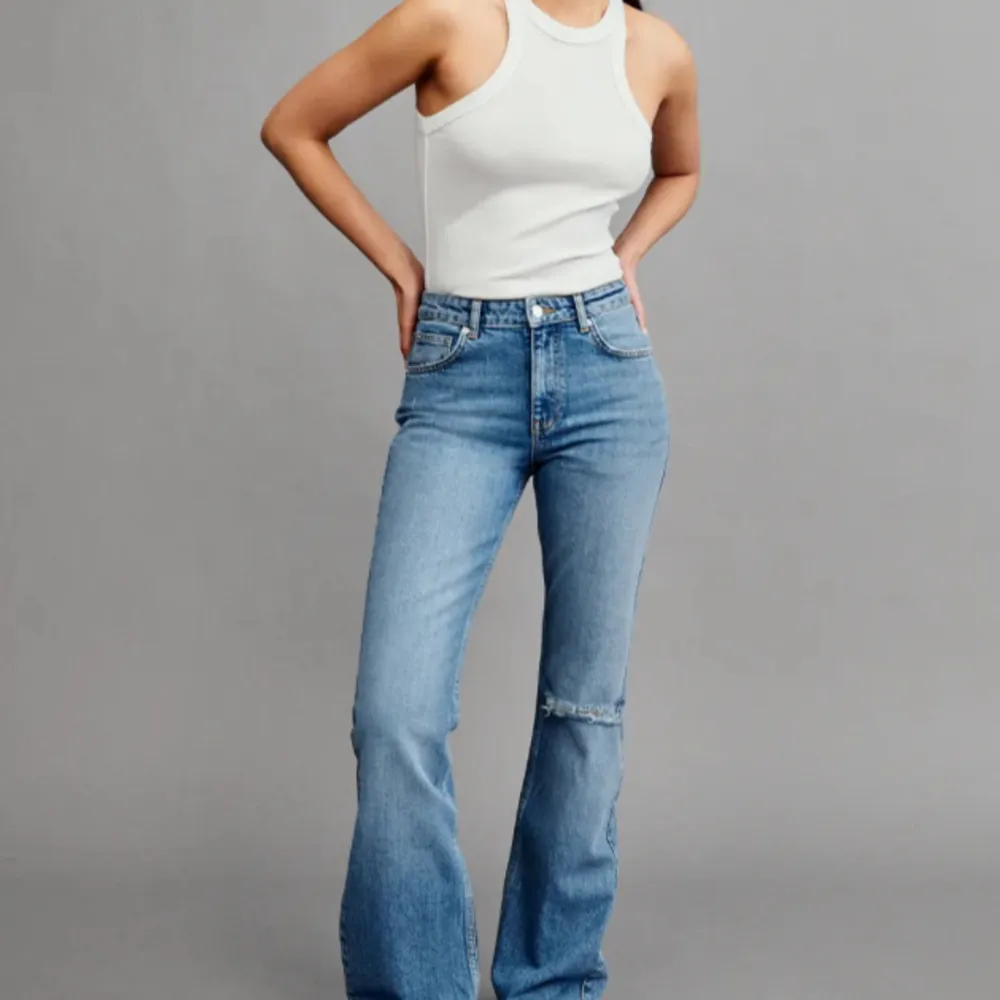Säljer domma flared jeans från Gina i storlek 36,lite sovande lägest ner på jeans anars bra skick 🥰köparen står för frakt , pris kan diskuteras . Jeans & Byxor.