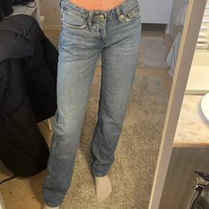 Blåa lågmidjade jeans från lager157 i storlek XXS. Jättefin modell men passar inte mig längre tyvärr och endast använda fåtal gånger. Nypris 400kr. Skriv för fler bilder eller info🩵