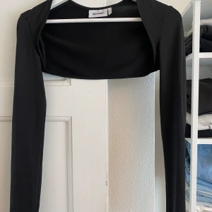 Svart bolero  - Svart bolero från weekday  Storlek 36  Använd få antal gånger och är i nyskick 