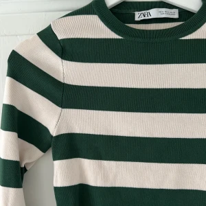 Tröja Zara - Grön/beige randig coronas tröja från zara. Använd fåtal gånger. 