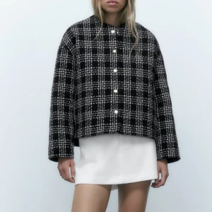 tunn jacka Zara - Fin tunn jacka från Zara. Använd en gång.  