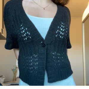 Stickad kofta  - Säljer denna snygga svarta stickade kofta med korta ärmar. Otroligt snygg och unik!