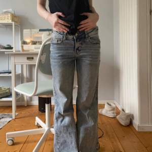Lågmidjade ljusa jeans i rak modell! Skriv för frågor/fler bilder❤️